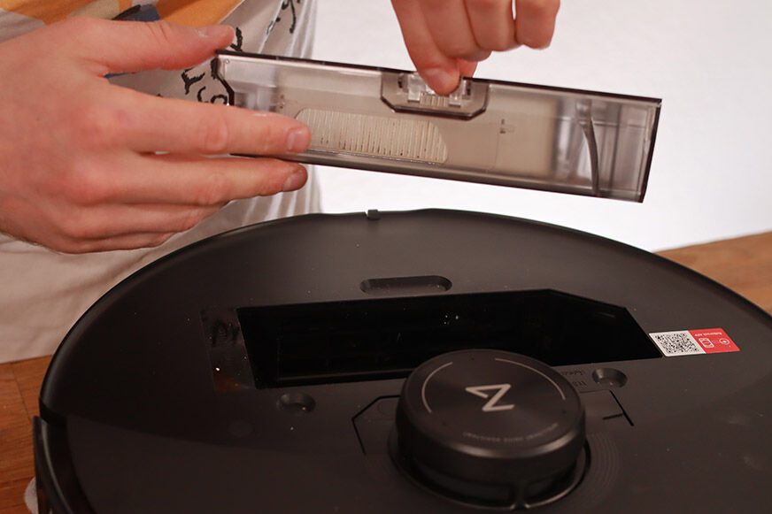 Der kleine mobile Staubbehälter des Roborock S8 MaxV Ultra ist in der Nahaufnahme zu sehen.